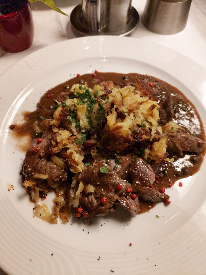 따뜻한 조명 아래 아늑한 분위기의 레스토랑 내부