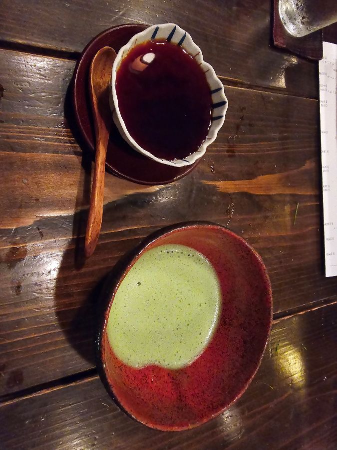 다양한 술이 진열된 모습