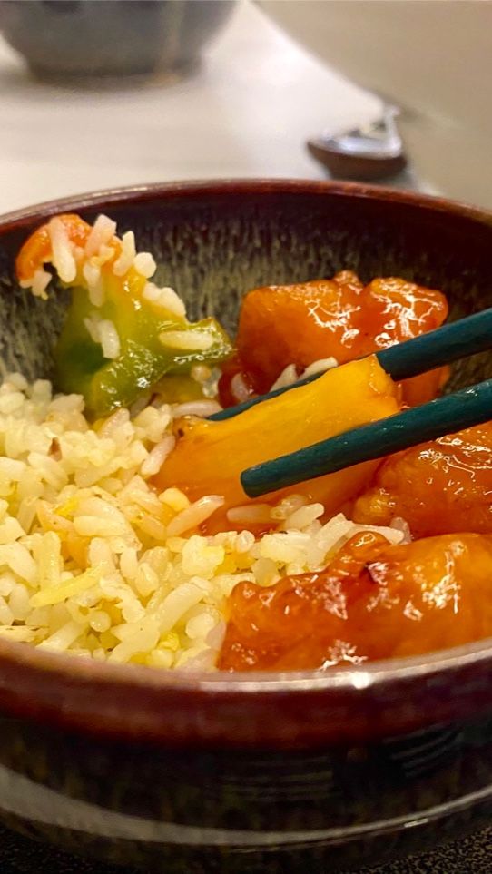 정갈하게 담긴 쌀밥과 덮밥