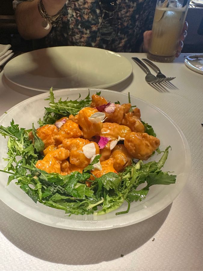 음료와 함께 즐기는 여유로운 식사