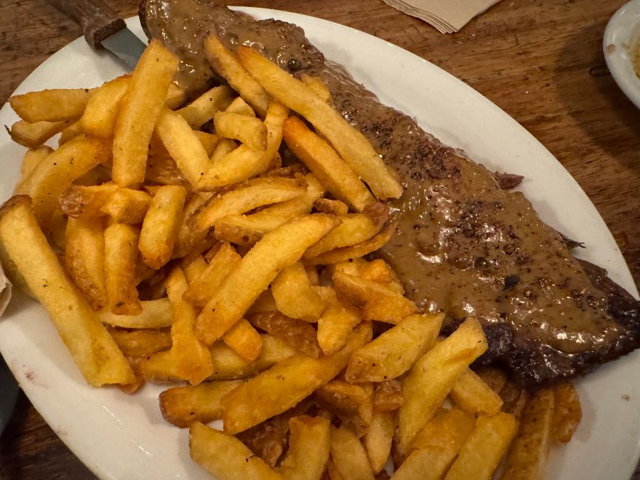 Mackie Mayor의 복층 구조와 크리스마스 장식