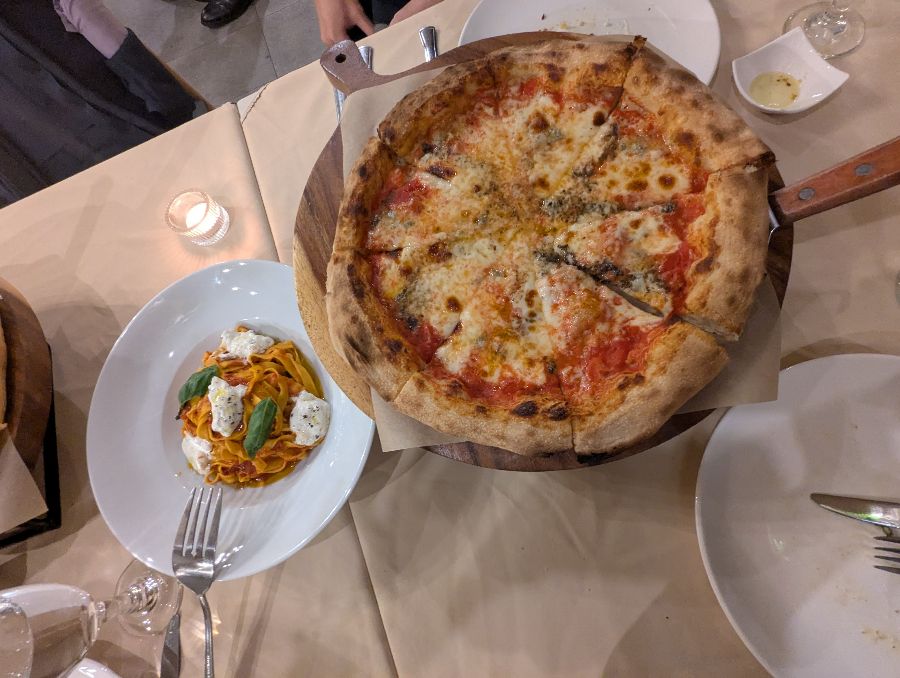 깔끔하고 정돈된 테이블 세팅