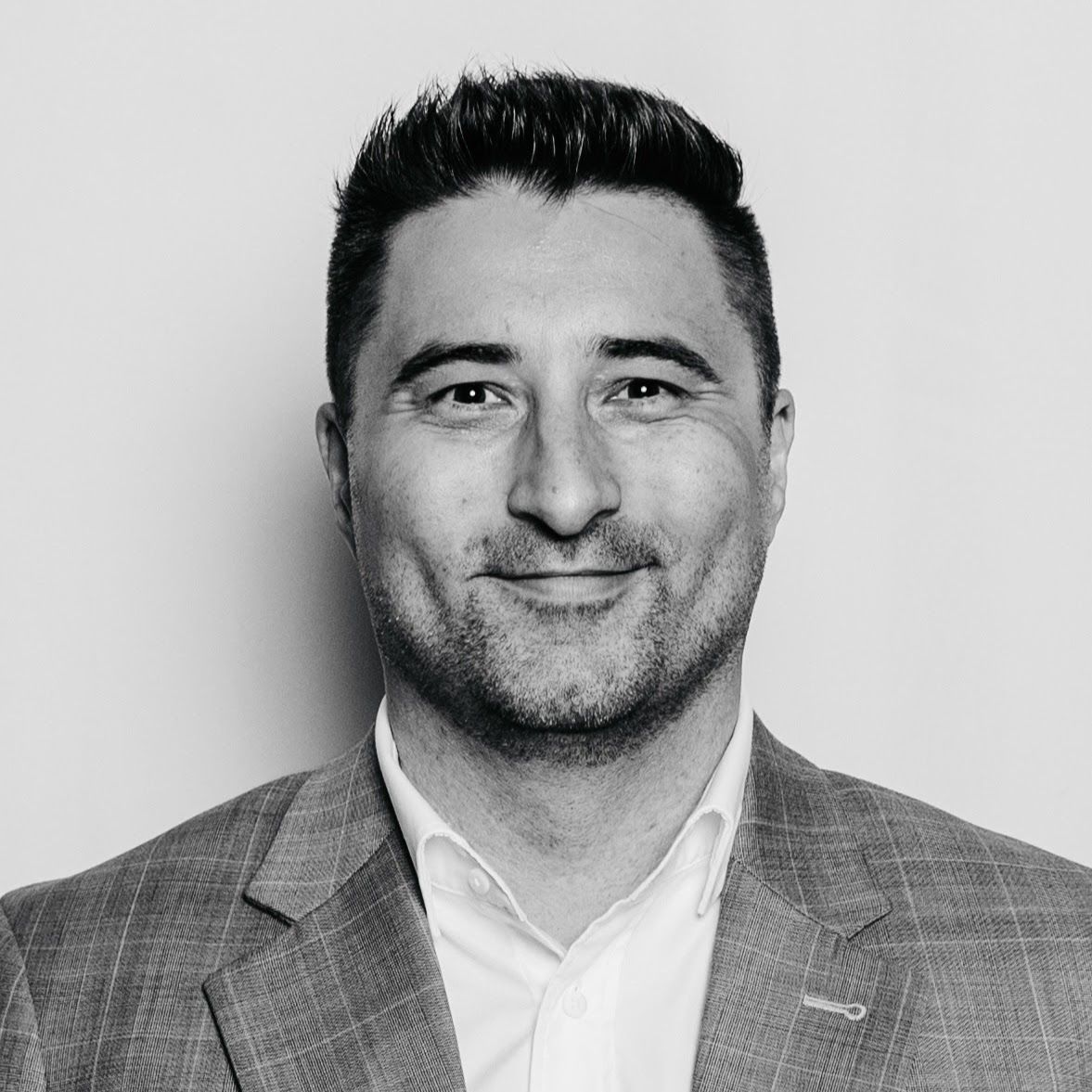 아름다운 보라보라의 해변에서 행복한 시간을 보내는 한 남성의 뒷모습. 여유로운 휴가 분위기와 자연의 아름다움이 조화를 이룹니다.