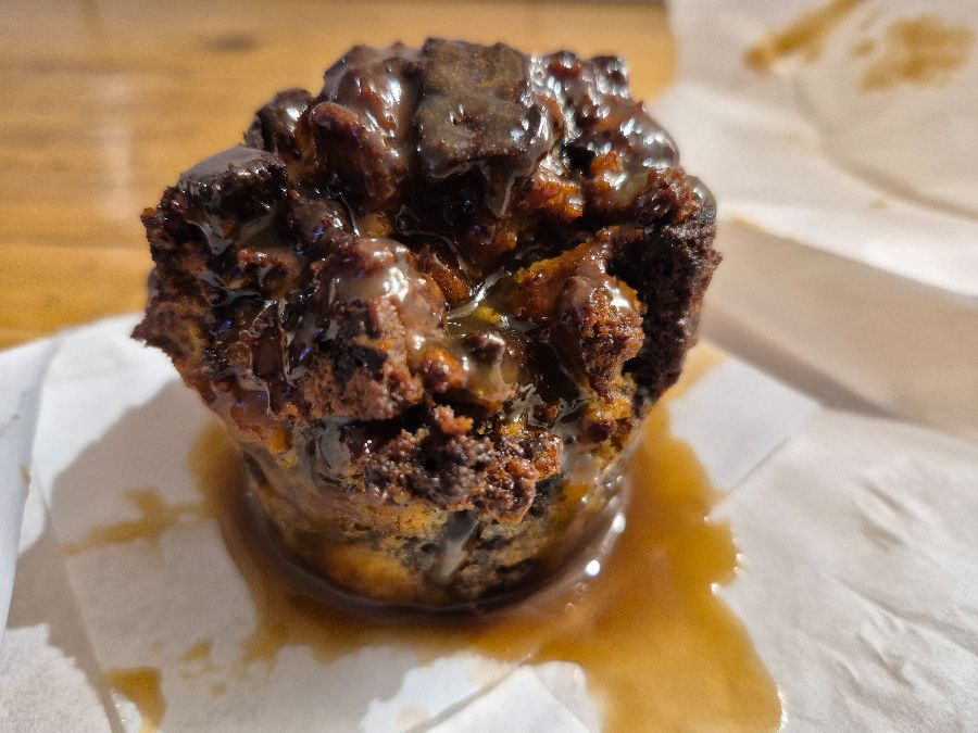 테이블 위에 놓인 샌드위치