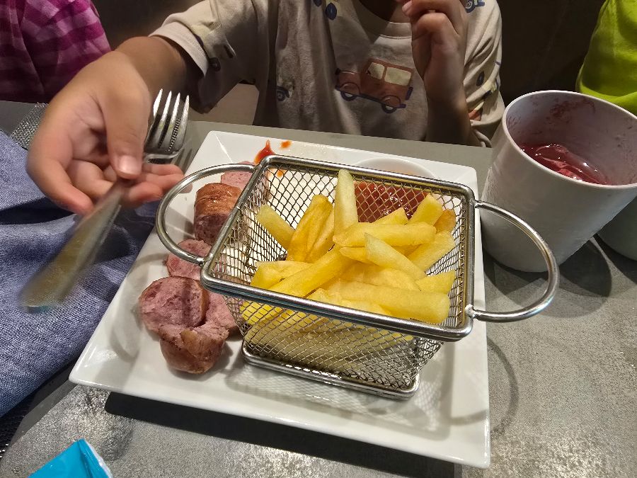 Tartine Saigon 내부