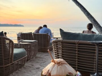 황홀한 노을, 유쾌한 선율, 그리고 잊지 못할 추억을 선사하는 푸켓 방타오 비치 맛집, YUUHI Beach Club & Karaoke