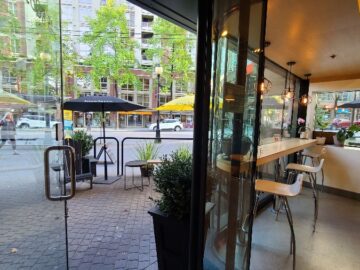 밴쿠버 롭슨 거리의 숨겨진 맛집, 데이커피: 도심 속 평화로운 커피 오아시스