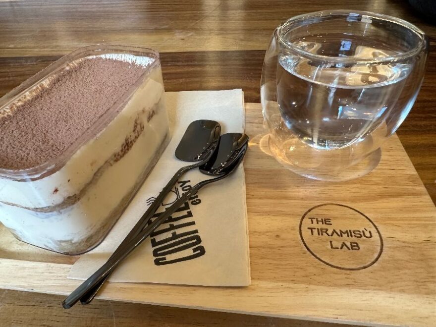 방콕 티라미수 랩: 달콤한 유혹이 가득한 방콕 맛집 이야기