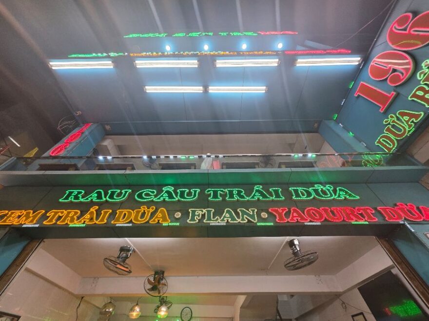 다낭 196 코코넛 맛집: 미케비치 근처에서 만난 달콤한 휴식과 현지 감성