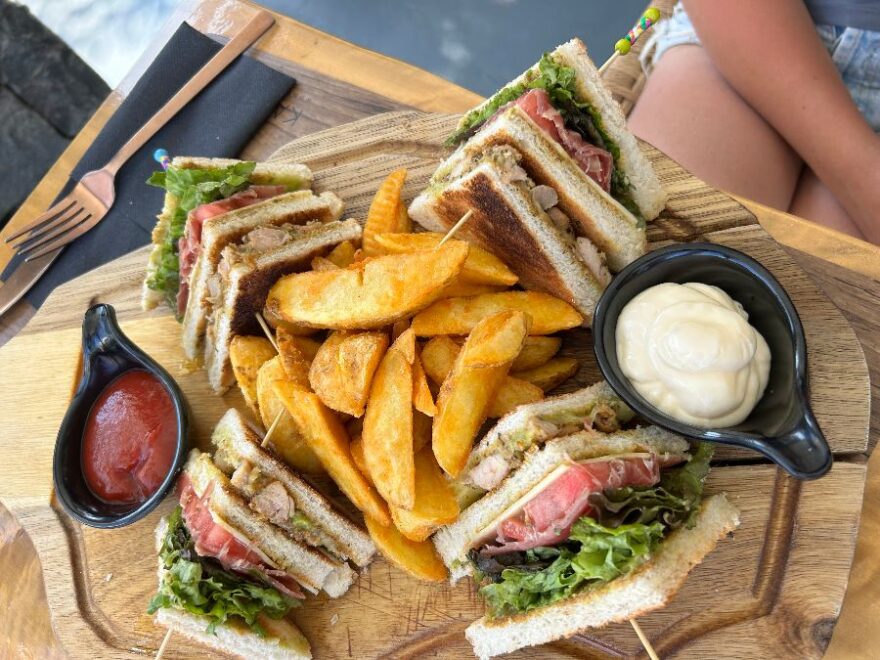 산토리니 Katsaboo, 맛집의 미학을 담은 잊지 못할 미식 서사