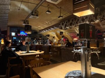 베를린 알렉산더플라츠, 탭룸 펍(Taproom Pub)에서 펼쳐지는 맥주와 버거의 유쾌한 향연