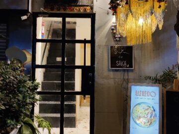 푸른 쉼표가 있는 남부 델리 맛집, 카페 사카: 사프다르중 인클레이브의 보석 같은 공간에서 찾은 미식 서사