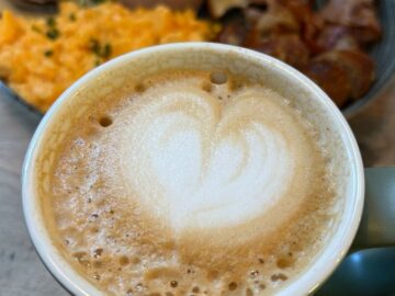 런던의 아침을 깨우는 KOZZEE, 여행자의 마음을 사로잡은 브런치 맛집 서사