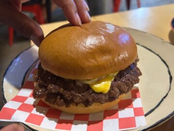 바르셀로나 중심가, 숨겨진 미식 보석 ‘블라이 스트리트 버거’의 황홀한 맛집 서사