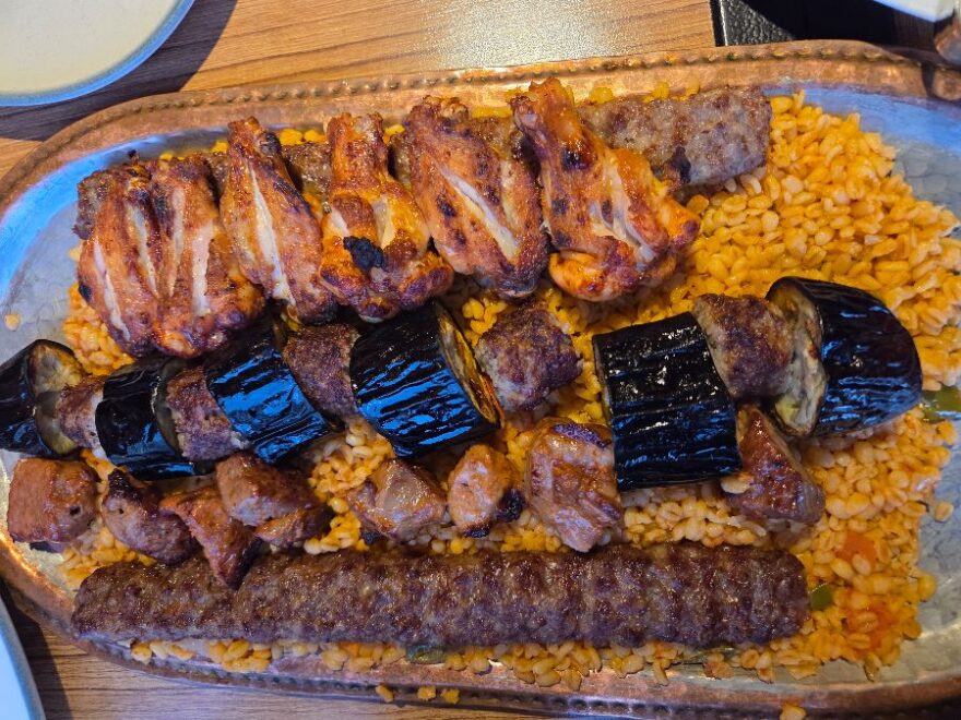 이스탄불의 활기 속, 아야소피아 골목에서 만나는 케밥 맛집 ‘술탄의 식탁’ 서사