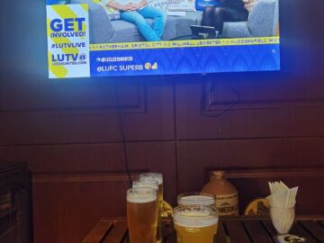 도하의 밤을 수놓는 레드 라이언: 스포츠와 음악이 어우러진 클래식 펍의 매력적인 서사