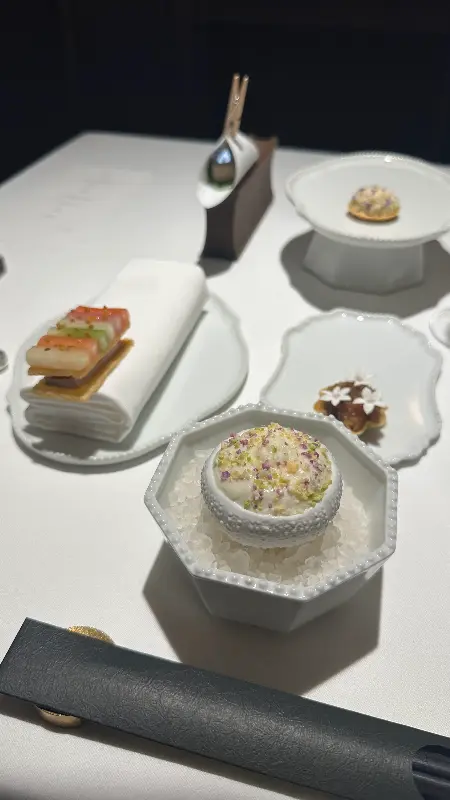 정갈하게 차려진 테이블 세팅과 요리