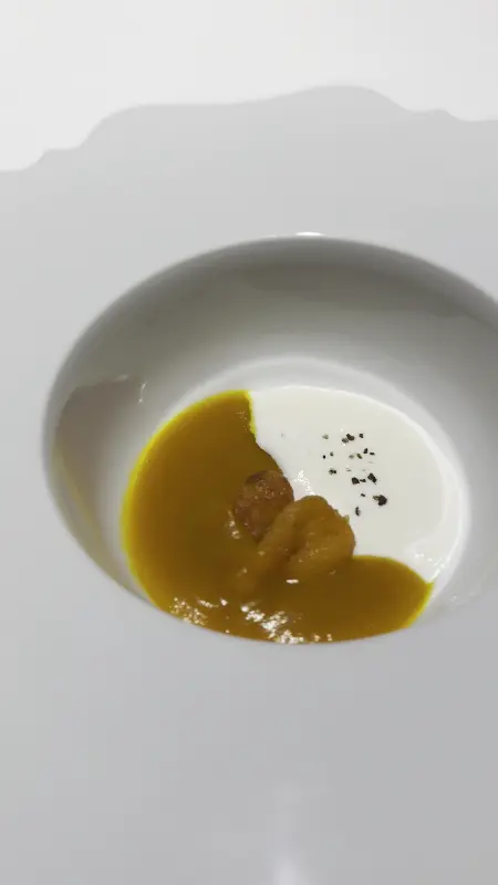 아늑하고 고급스러운 분위기의 레스토랑 내부