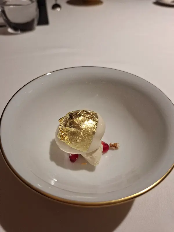 금박으로 장식된 아름다운 디저트