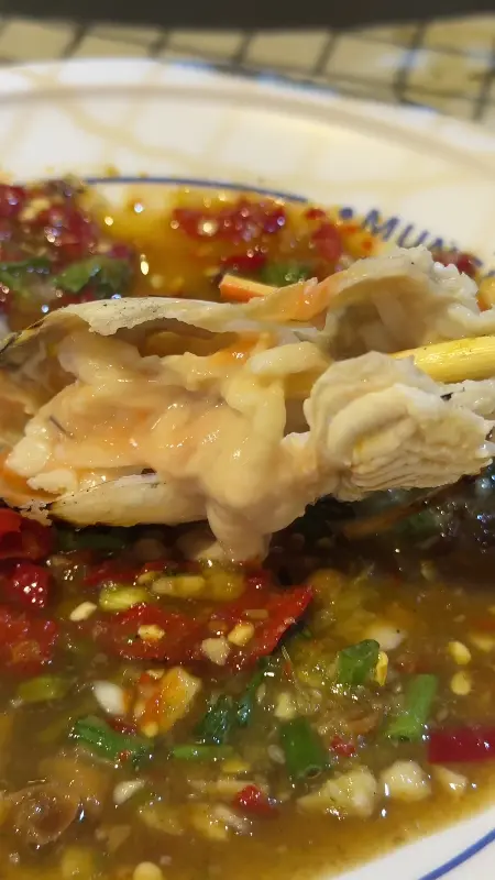 활짝 웃으며 서빙하는 직원