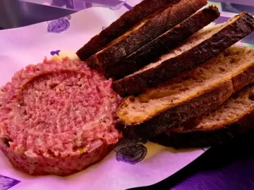 프라하 미식 여행의 정점, Naše maso에서 맛보는 인생 버거와 특별한 미트요리 맛집