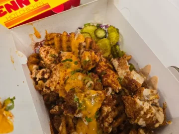 토론토에서 즐기는 매콤한 유혹, 페니스 핫 치킨: 놓칠 수 없는 지역 맛집 탐험기