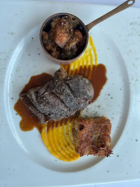 레스토랑 내부 테이블 세팅