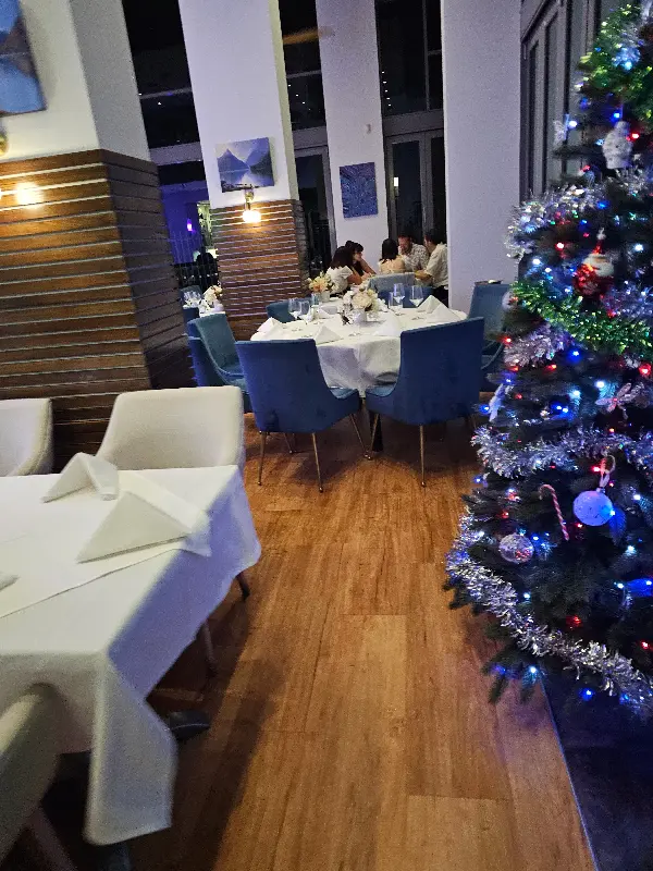 레스토랑 내부 테이블과 크리스마스 트리