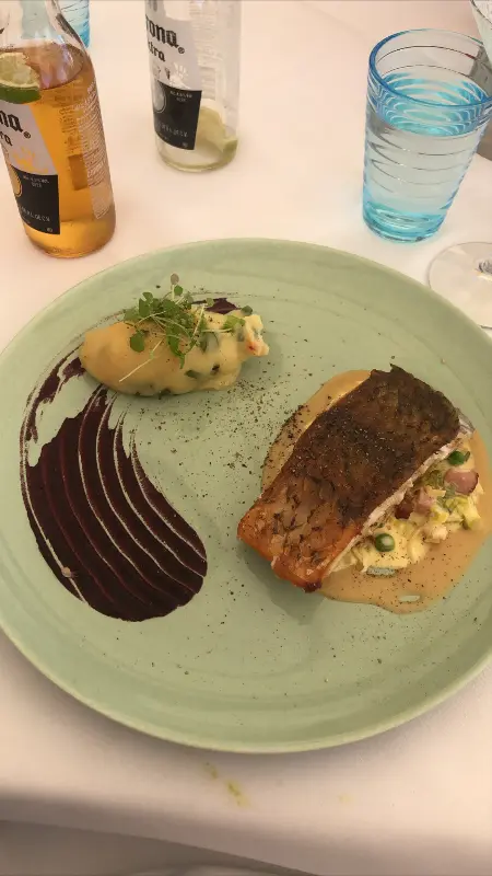 레스토랑 내부 와인 진열대