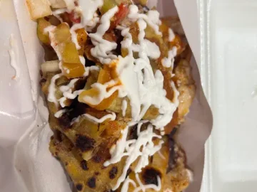 늦은 밤, 치앙마이 골목을 밝히는 맛의 오아시스: 우현 닮은 사장님의 푸드트럭 야식 맛집