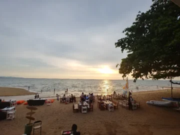 파타야 석양 아래, 낭만적인 해변가 맛집 서사