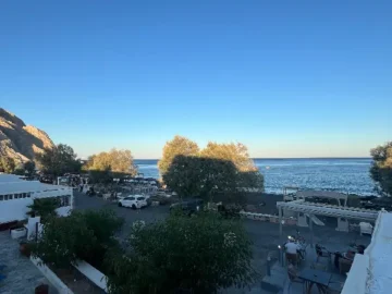 산토리니 페리사 해변의 숨겨진 보석, 에제니의 지중해 맛집 탐험기