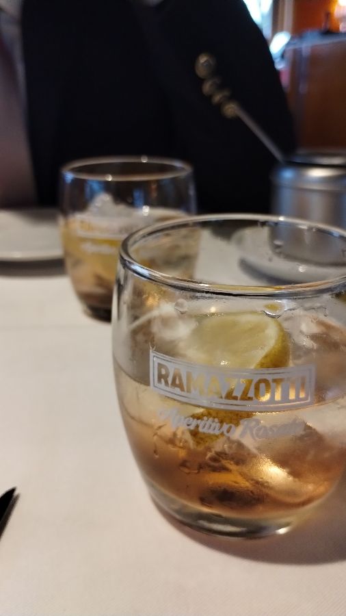 테이블 위 와인잔과 물병