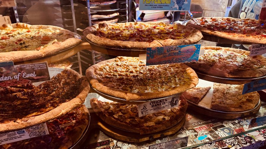 스티커로 가득한 벽면