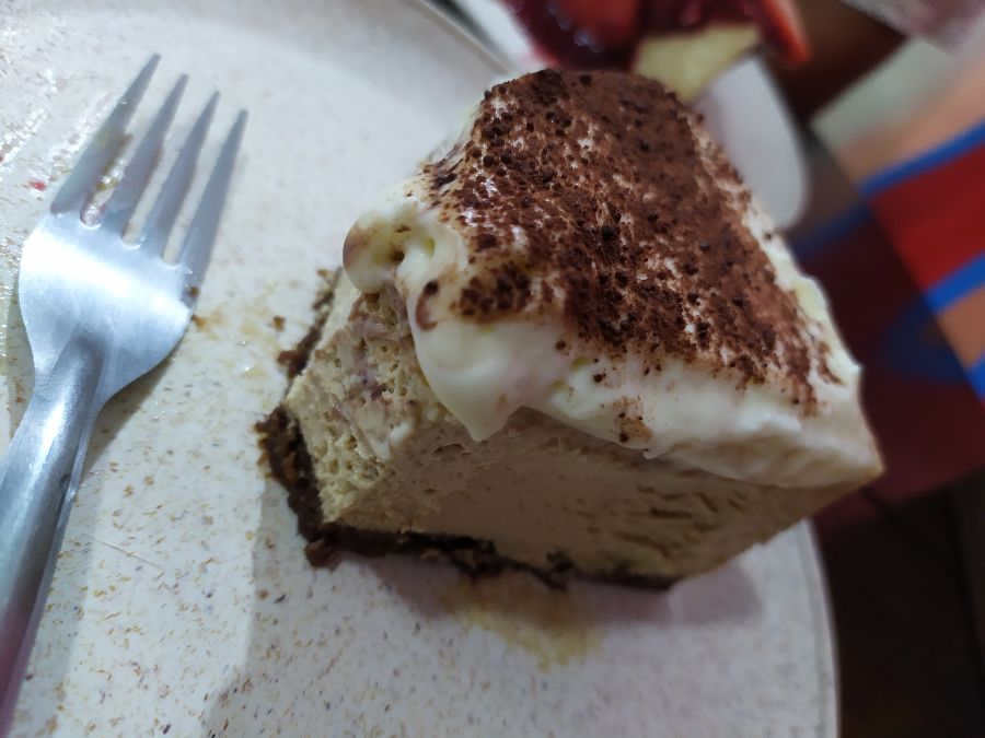 테이블 위에 놓인 케이크 조각