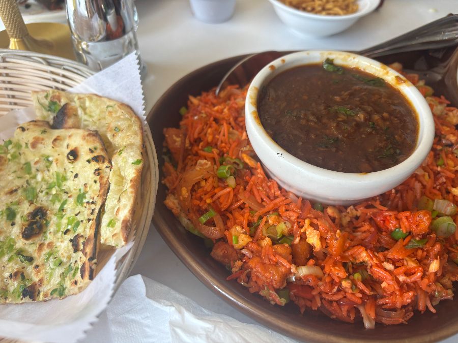 테이블 가득 차려진 음식