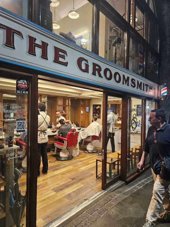 버로우마켓의 붐비는 야외 상점가