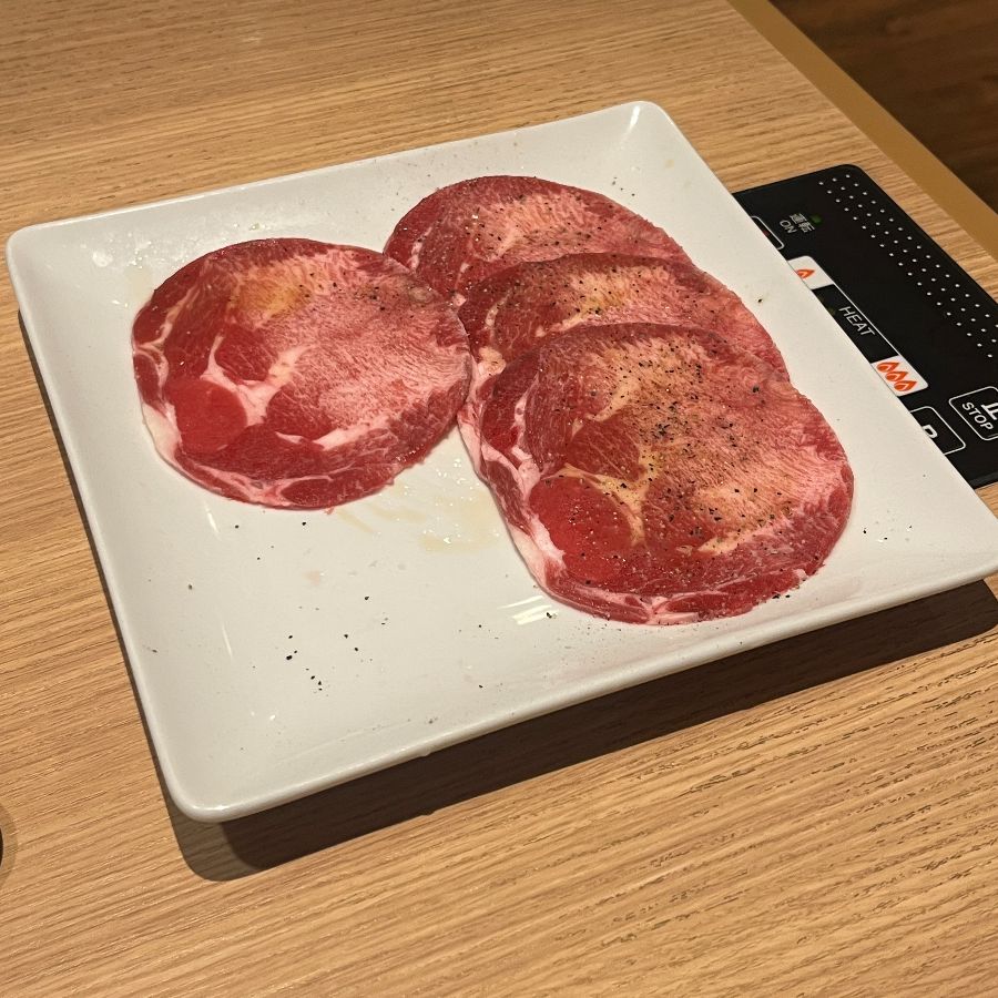 불판 위에서 노릇하게 익어가는 육즙 가득한 소고기