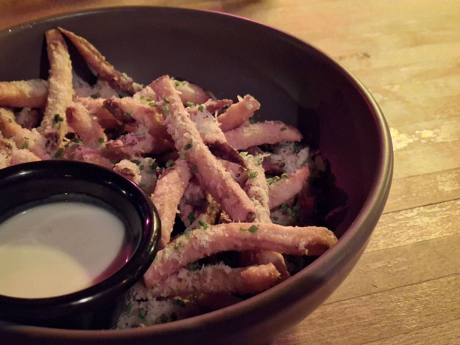 바텐더가 칵테일을 만드는 모습