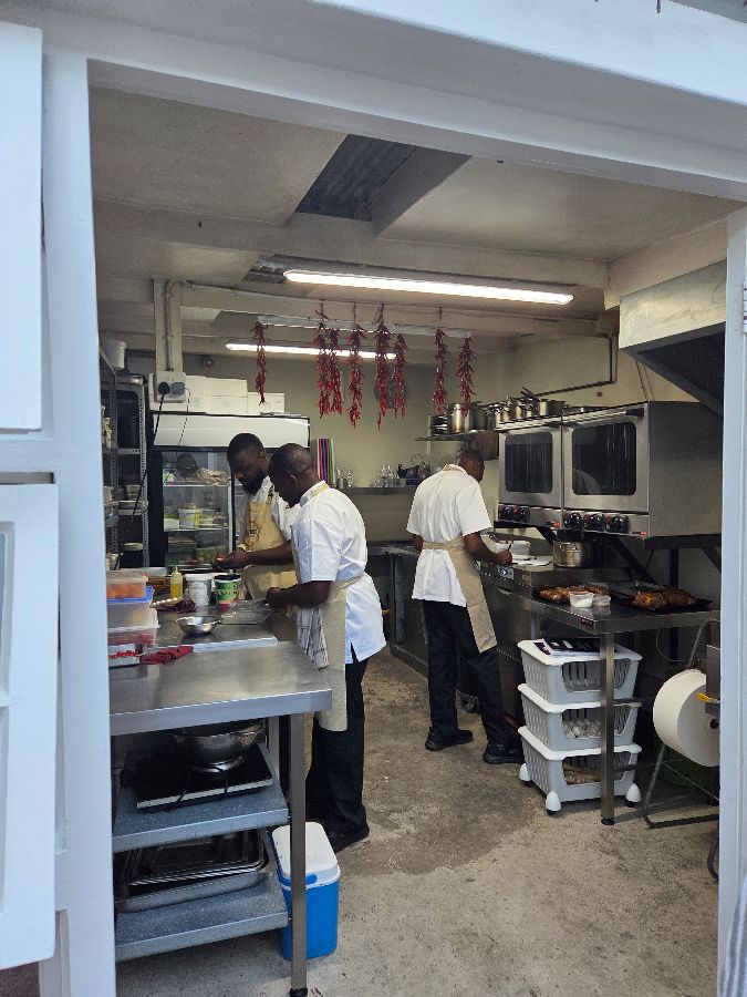 테이블 위에 놓인 음식 사진. 붉은색 소스가 뿌려진 음식이 담긴 접시가 놓여 있다.