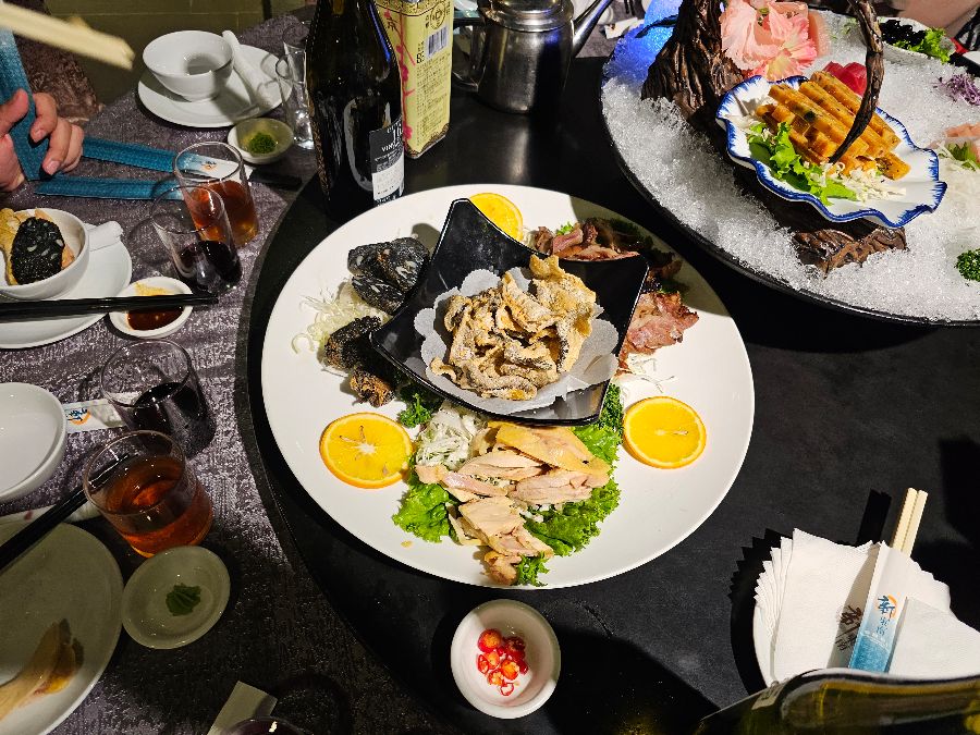 활기 넘치는 식당 내부