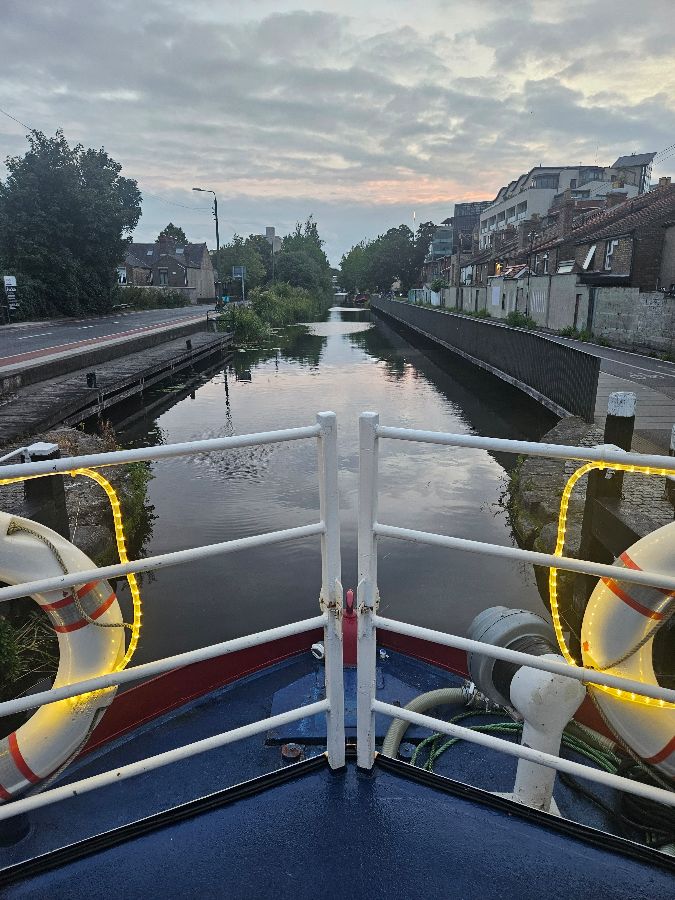 운하를 따라 유람하는 배의 모습