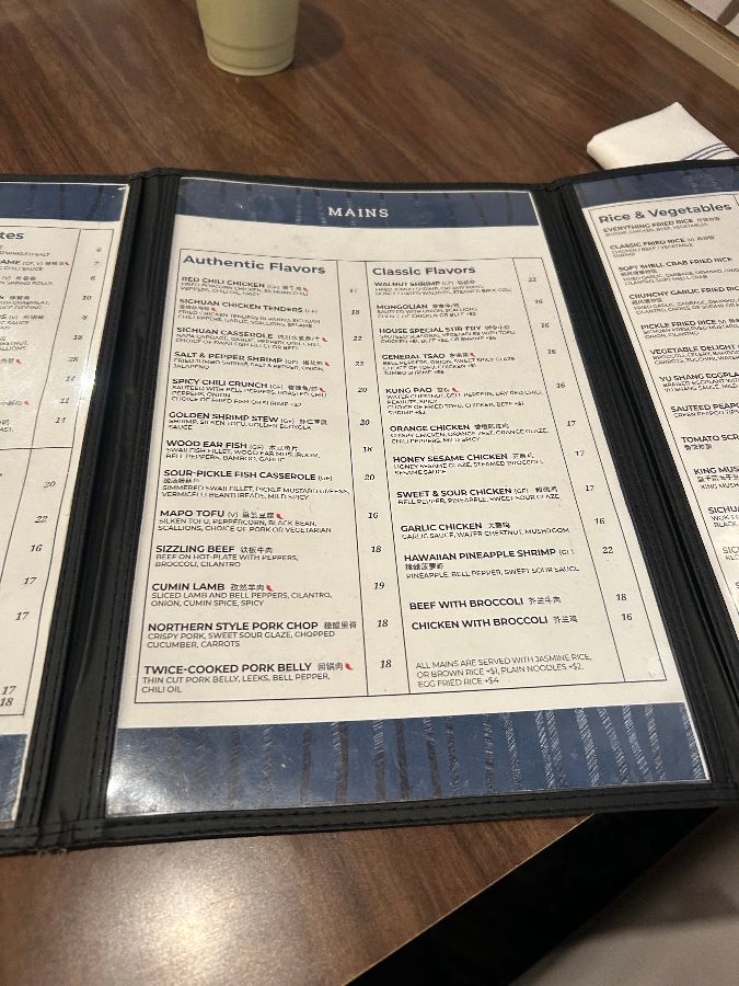 테이블에 놓인 젓가락과 냅킨