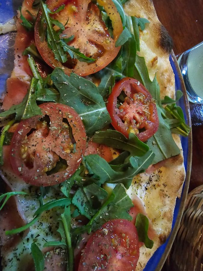 테이블에 놓인 피자