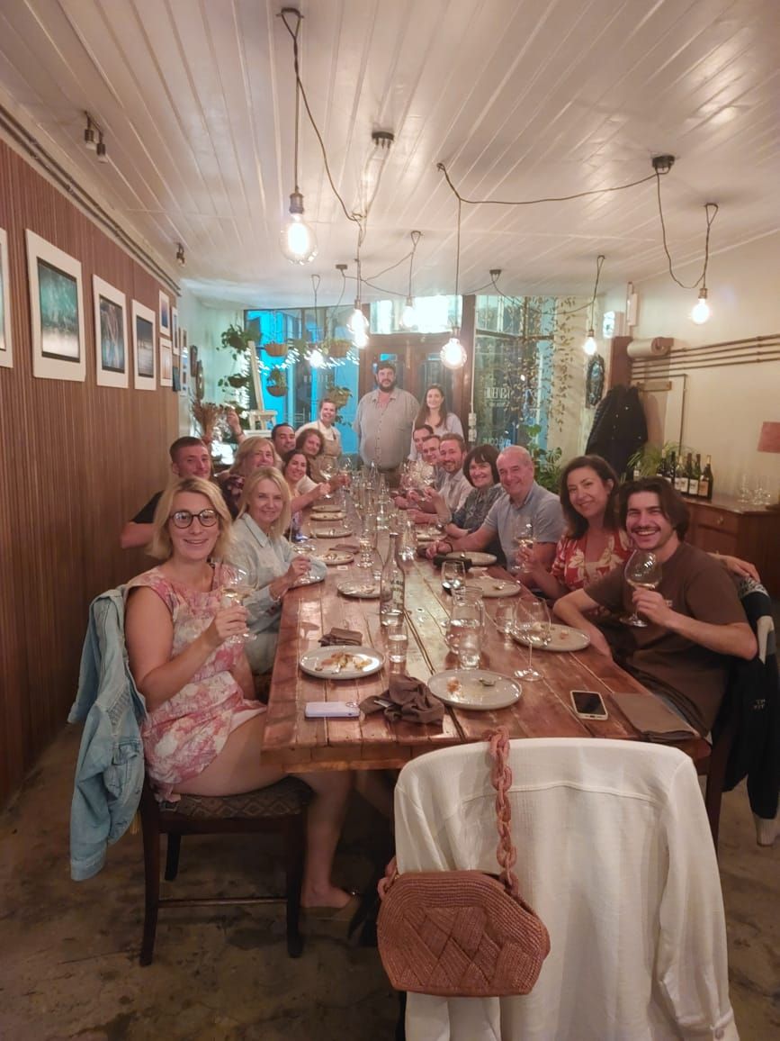 테이블 위에 놓인 음식 사진. 소스가 뿌려진 샐러드가 담긴 접시가 놓여 있다.