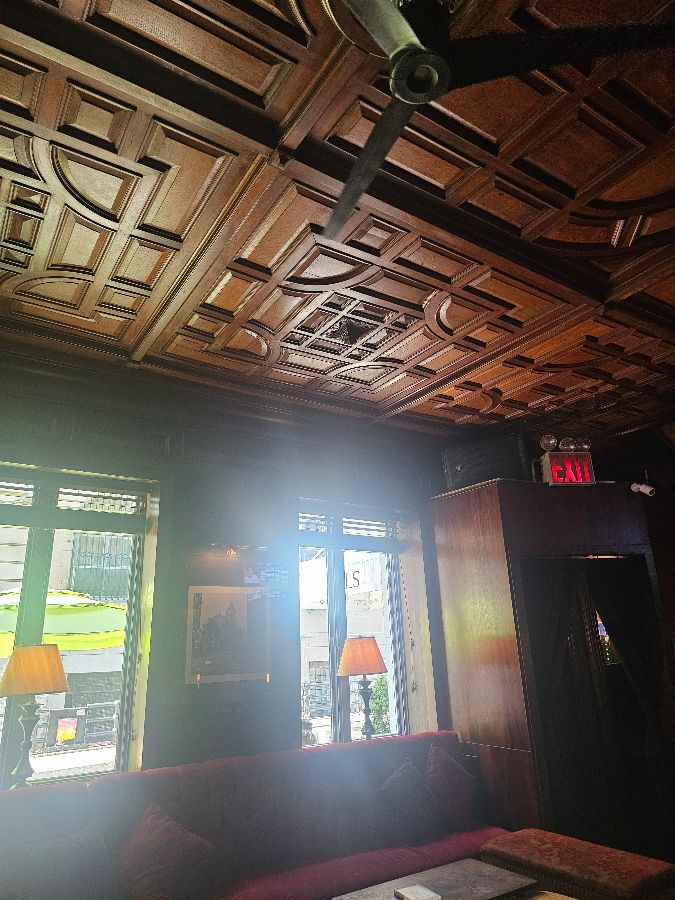 Onieal's on Grand 내부