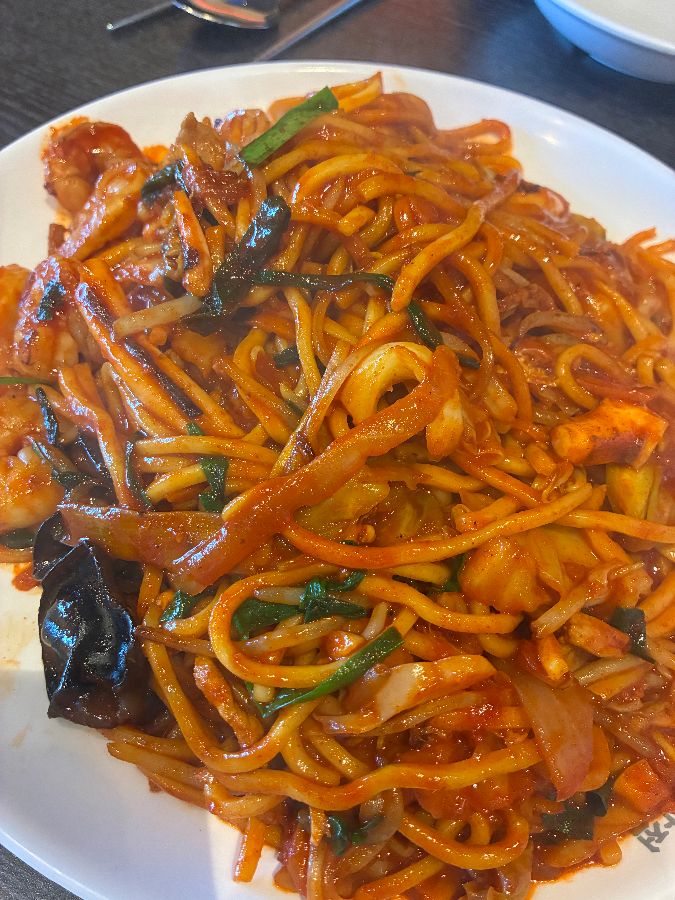 다양한 메뉴가 담긴 식탁