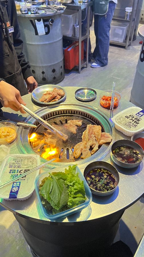 식탁 위 소주병과 음식