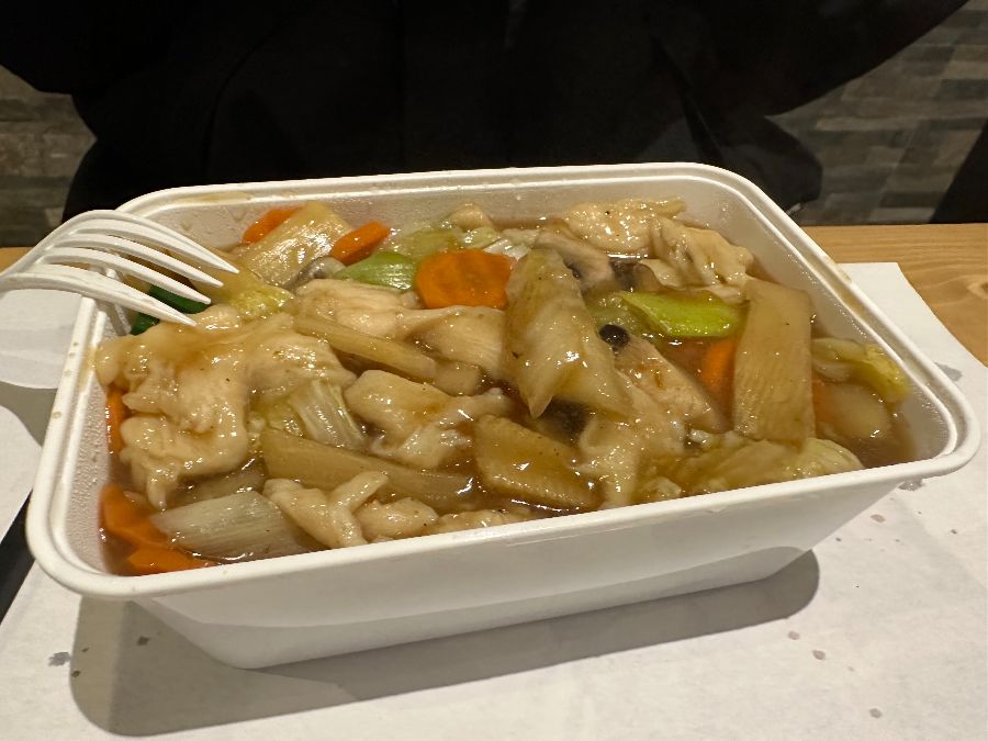 정문 옆 깔끔한 창문