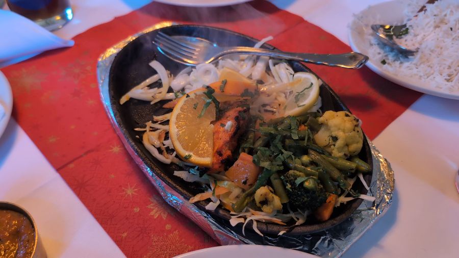 뜨거운 철판 위 탄두리 요리